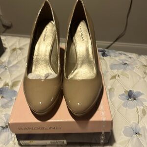 Bandolino natural patent leather pumps NIB size 11